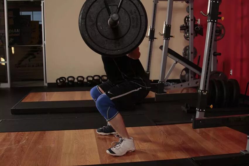 Присед со штангой на плечах техника. Выпрыгивания из приседа со штангой на плечах. Прыжки со штангой. Взятие штанги с виса в стойку. Силовые прыжковые упражнения со штангой.