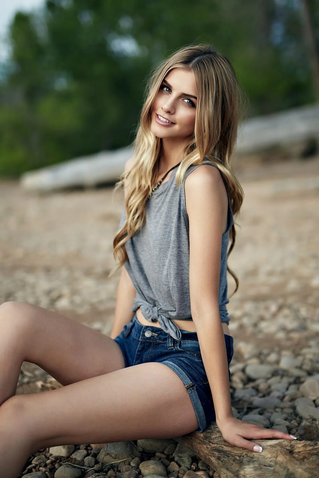 Marina Laswick в шортах. Marina Laswick блонд.