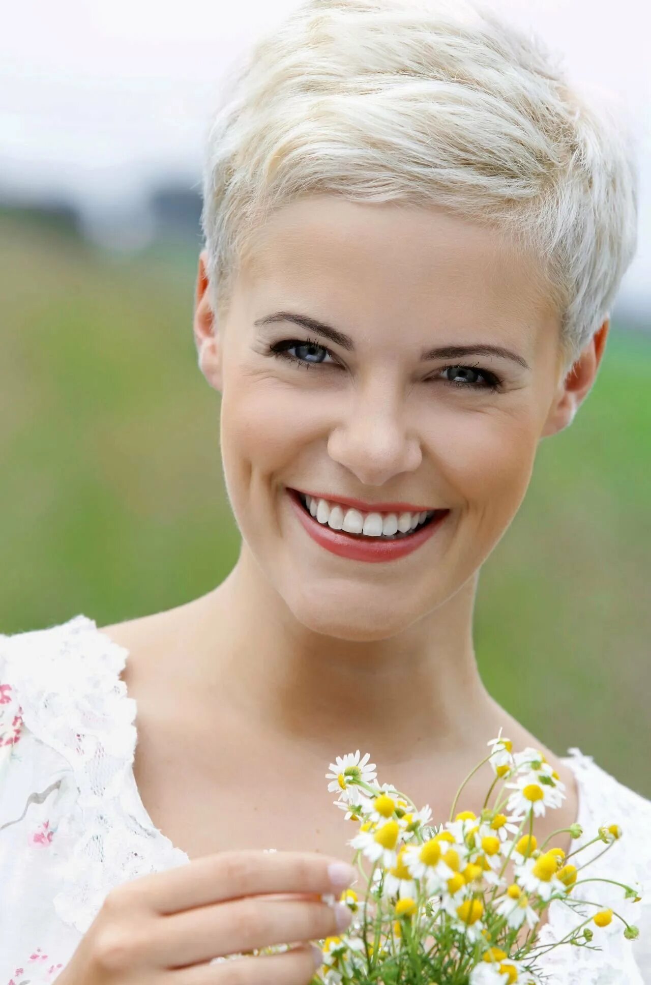 Short haired woman. Ультра Пикси. Ультра короткая Пикси для женщин после 50. Ультро короткие стрижки Пикси. Стрижка Пикси 45.