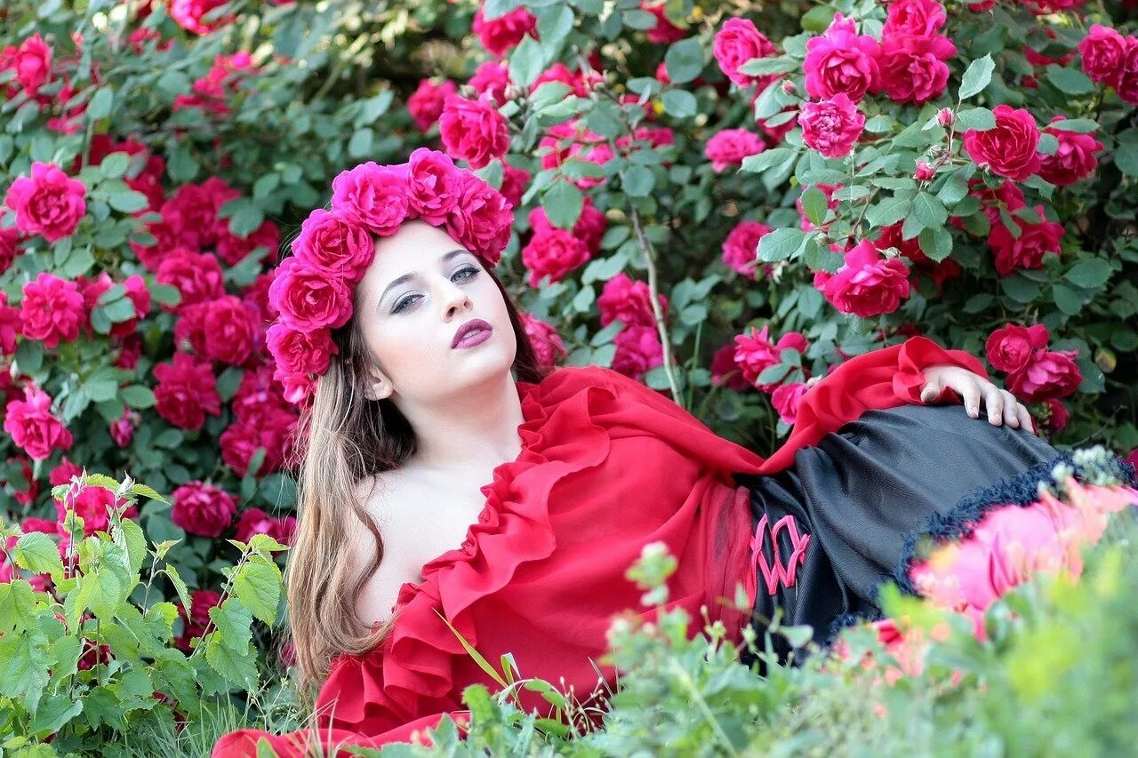 Девушка розы видео. Фотосессия с розами. Женщина в цветах. Женщина с розами. Фотосессия в розах кустах.