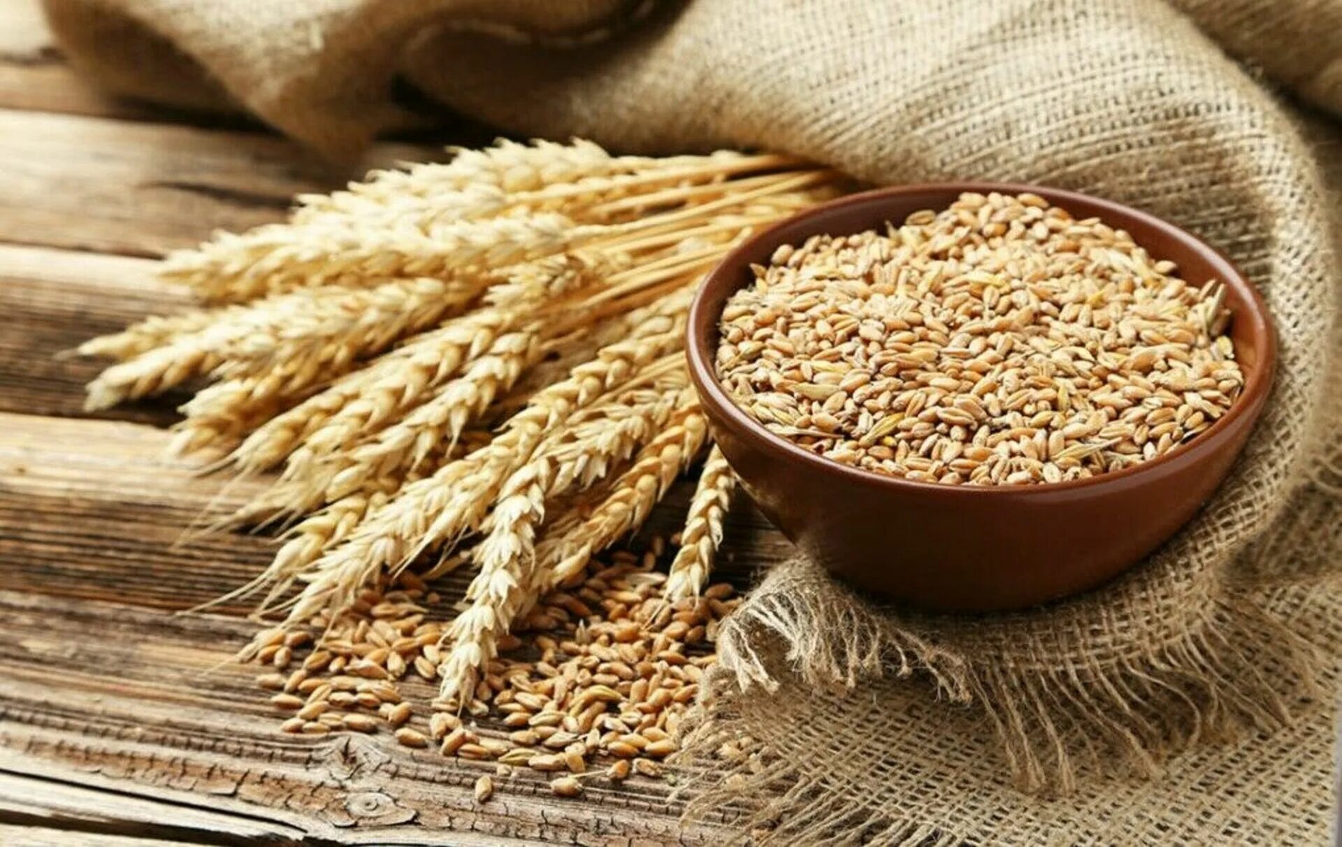 Цельное пшеничное зерно. Пшеница. Пшеница зерно. Пшеница продовольственная. Злаковые культуры.