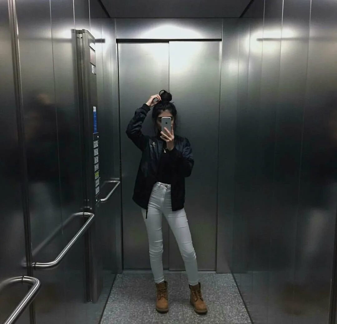 Девушка в лифте. Фотосессия в лифте. Красивая девушка в лифте. Красивая девушка в лифте. Селфи в лифте девушки.