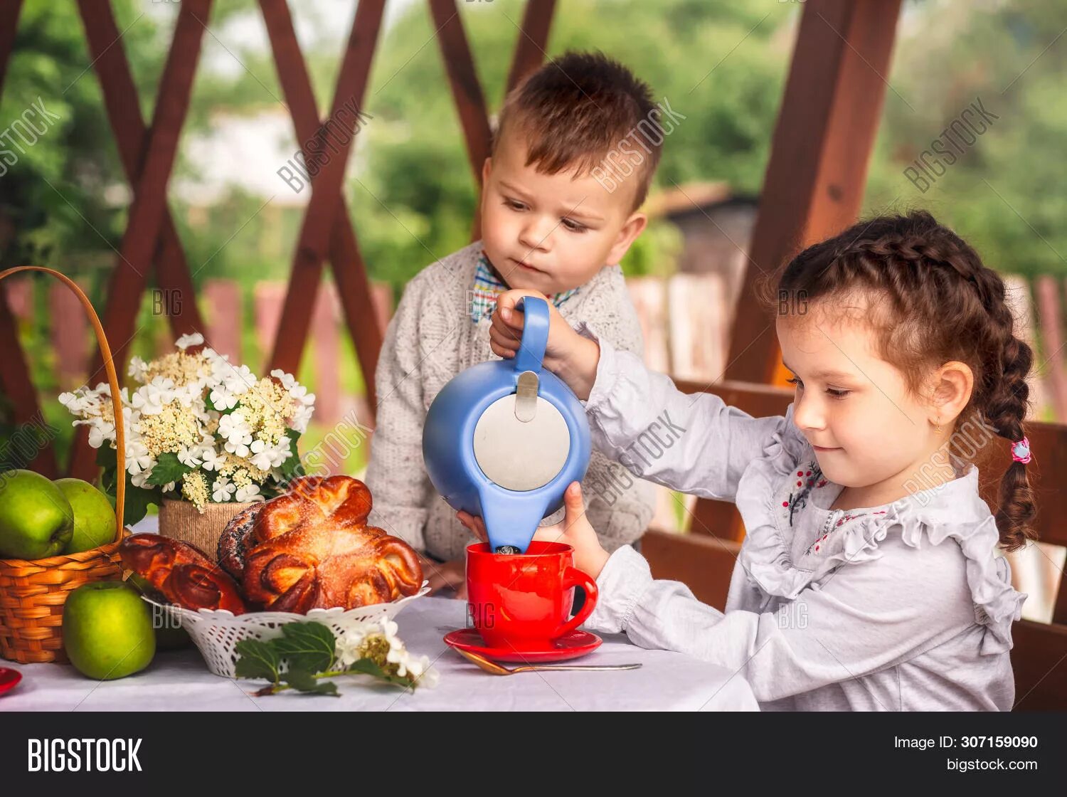 Чаепитие девочки. Девочка пьет чай. Дети пьют чай. Мальчики и девочки пили чай на кухне. Дети утро чай.