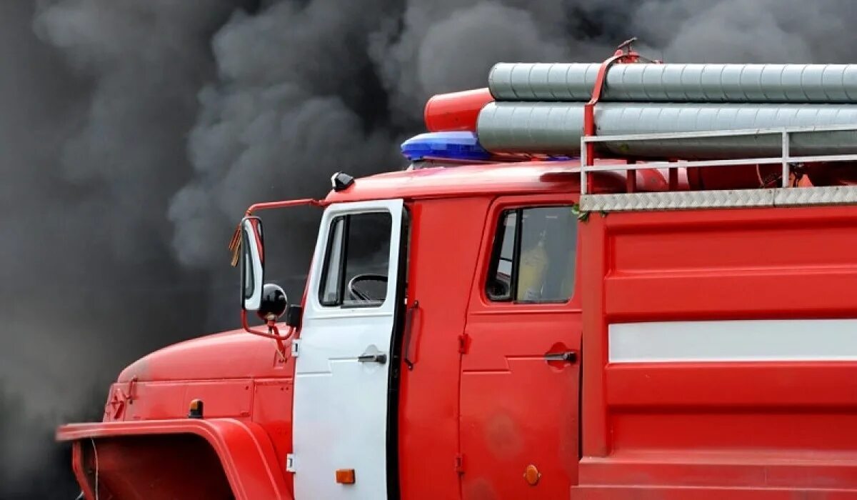 Пожарная машина едет. Пожарная машина поехали. Пожарный автомобиль. Пожарная машина мчится. Урал пожарный автомобиль.