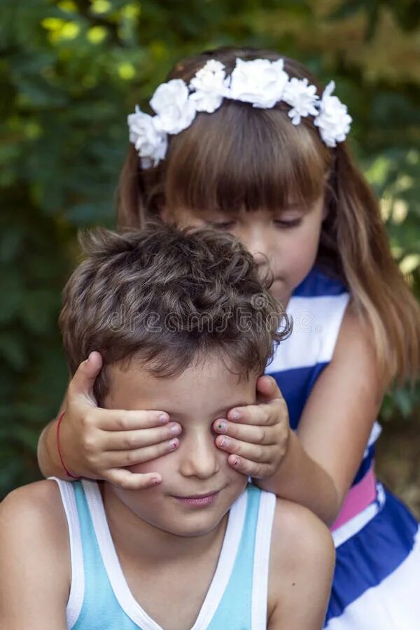 Любовь к ребенку. 2 девочки хотят мальчика. Мальчик с девочкой дружил. Лучшие друзья мальчик и девочка. Мальчик и девочка вместе.