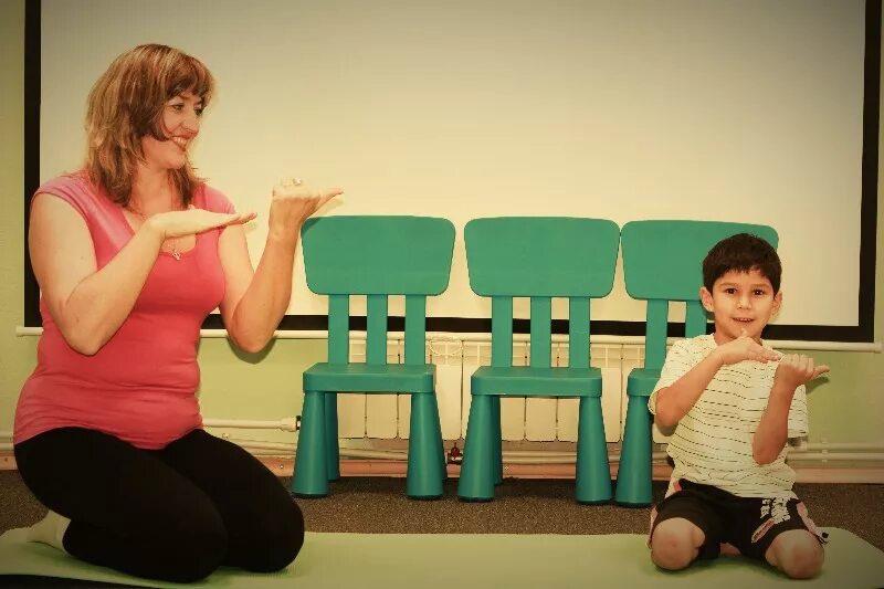 упражнения с нейропсихологом для детей. фигуры на полу в детской развитием нейропсихолога. саубановна казань миляуша. нейропсихолог. нейропсихолог казань детский.