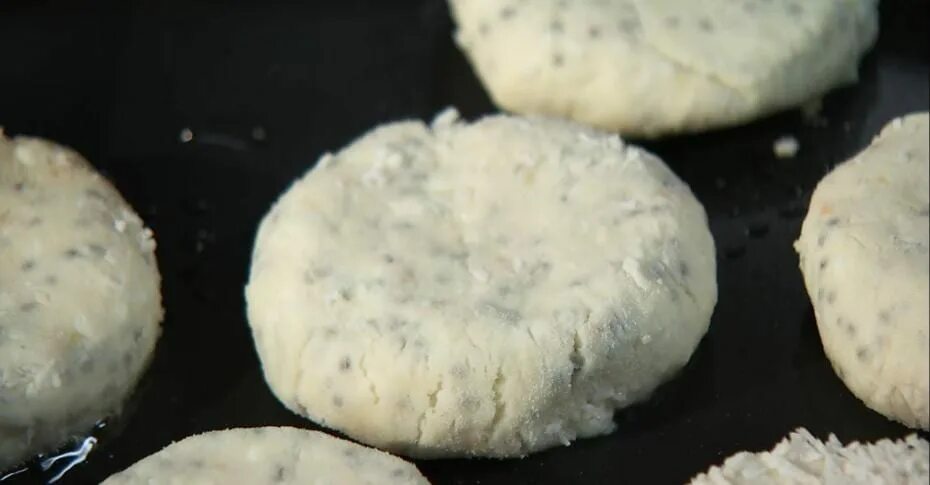 Обваливать ли сырники в муке. Сырники с семенами чиа. сырники с кокосовой стружкой. пп сырники с кокосовой стружкой. сырники из рисовой муки в пароварке.