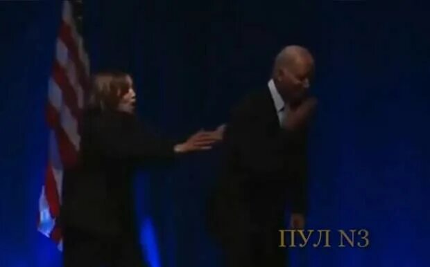 Байден со сцены. Байден на сцене. Байден со сцены. Байден со сцены. Президент америки 2023.