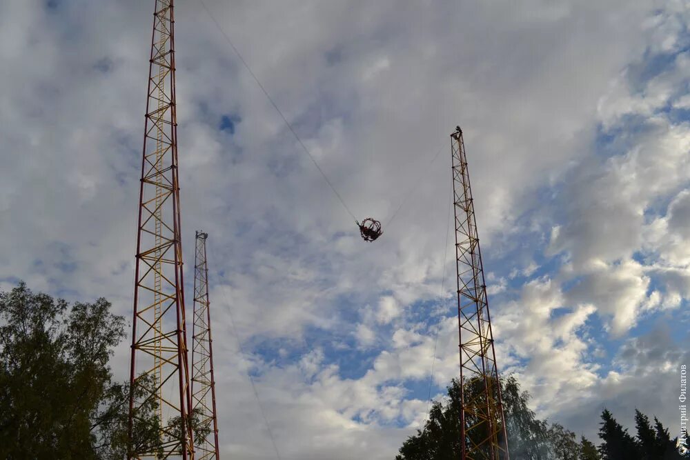 Средняя рогатка в санкт-петербурге. Диво-остров санкт-петербург катапульта. Парк диво остров катапульта. Крестовский остров санкт-петербург аттракционы катапульта. Диво остров аттракцион шар катапульта.
