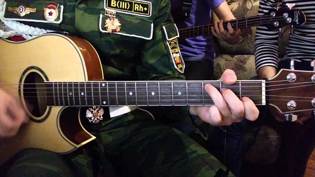 Дембельский аккорд песня. Солдат с гитарой. Военная под гитару. Гитарные войска. Гитарист в армии.
