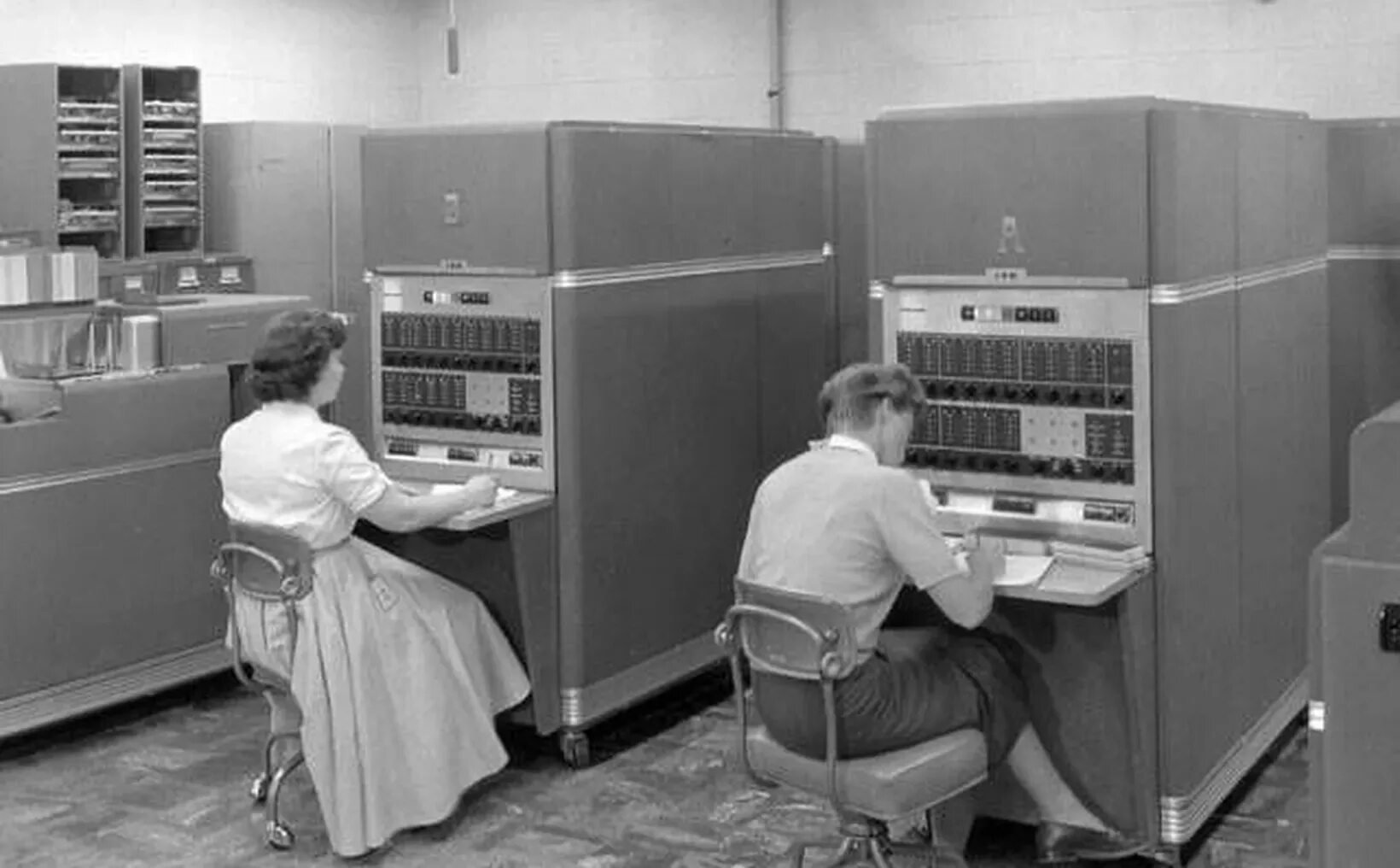Техника 1 поколения. ЭВМ IBM 650. IBM 650 компьютер. Компьютер IBM 1 поколения. Первое поколение ЭВМ — «IBM 701».