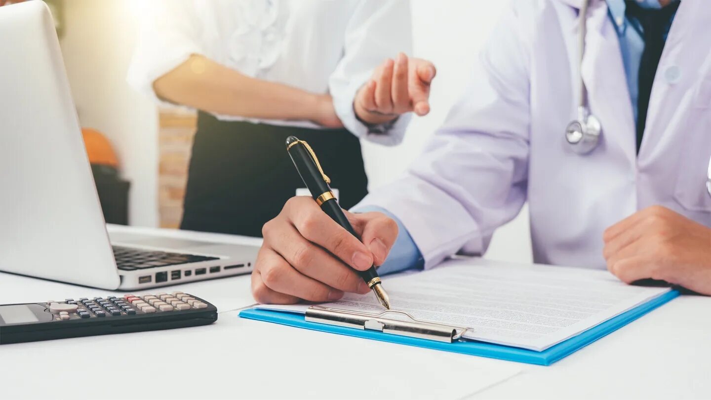 Калькулятор врачей. Врач с калькулятором. medical billing. экономист в здравоохранении. врач за калькулятором.