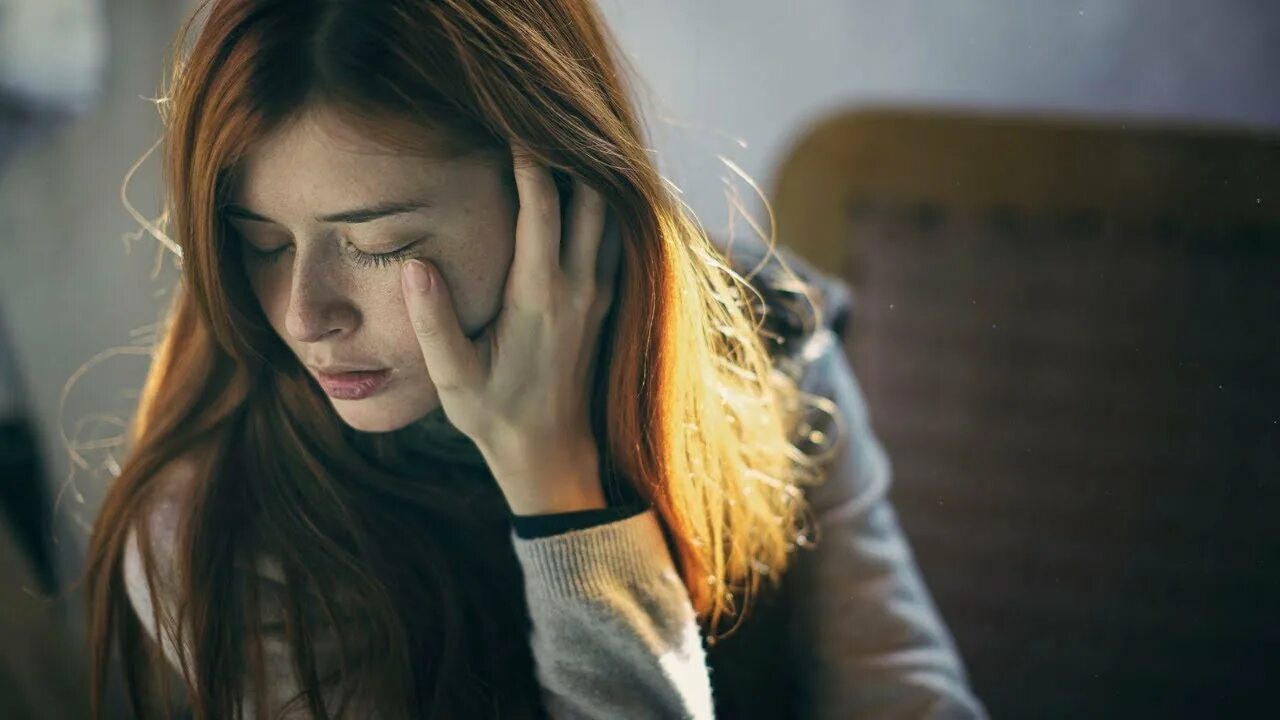 Девушка очень закрытая. Девушки с заркитими лицом. Девушка в синем плаще. Девушка лежит. Девушка брюнетка.