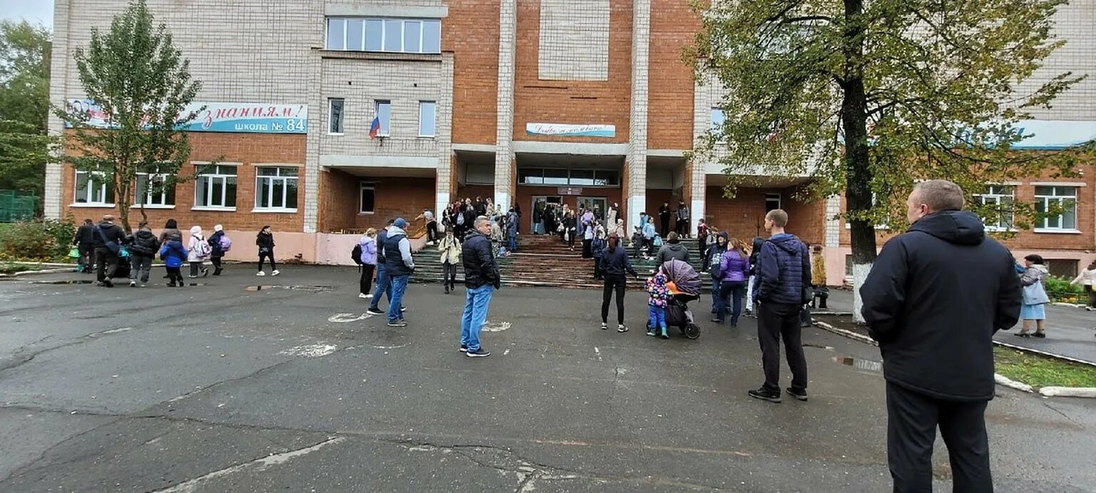 Похороны ижевск школа 88. Трагические события в ижевске. Ижевск траур скорбим. Ижевск школа 88 стрельба. Траур.
