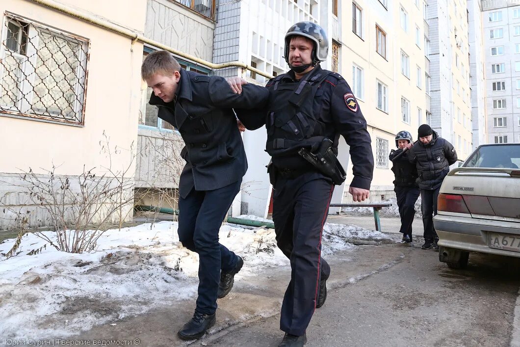 Приняли мошенника. Полиция ведет преступника. Полицейский с пористунрком.