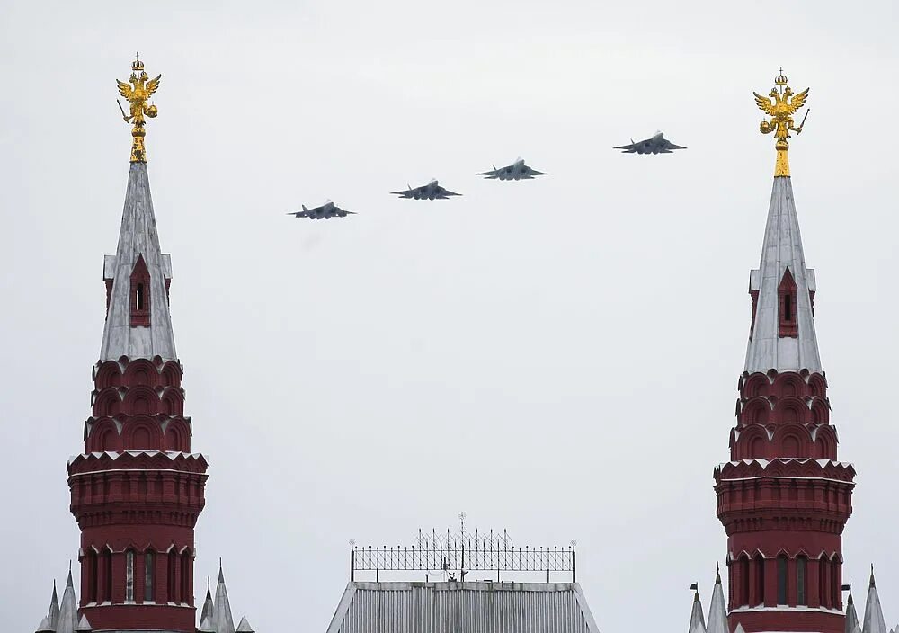 Парад победы над красной площади. Самолеты над красной площадью. Вертолеты над красной площадью. Воздушный парад. Военные самолеты над Москвой.