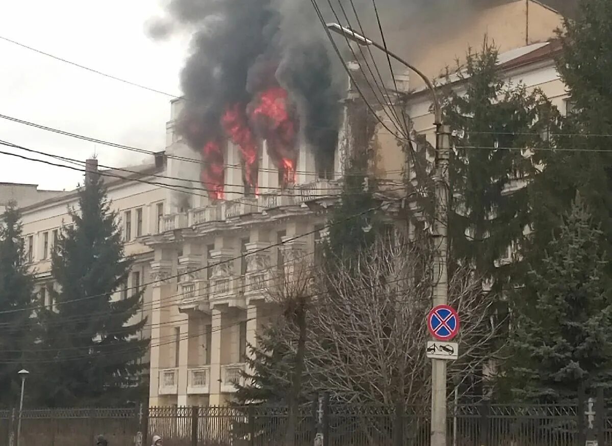 В рязани сгорел. Училище связи Рязань пожар. Пожар на Каширина Рязань. Здание училища связи в Рязани. Рязань Каширина 5 пожар.