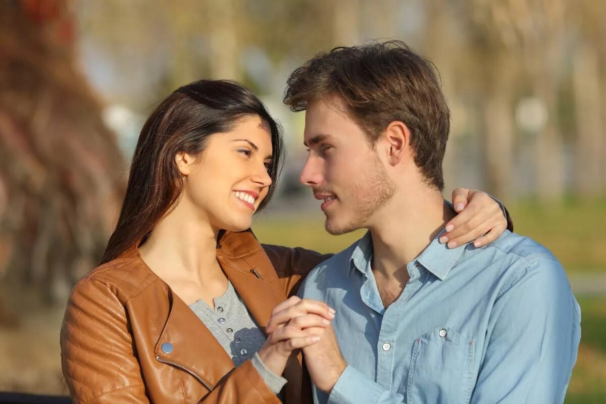 Looking at each other. Couple looking each other. Студенты обнимаются фотосток. Couple looking at each other movie.