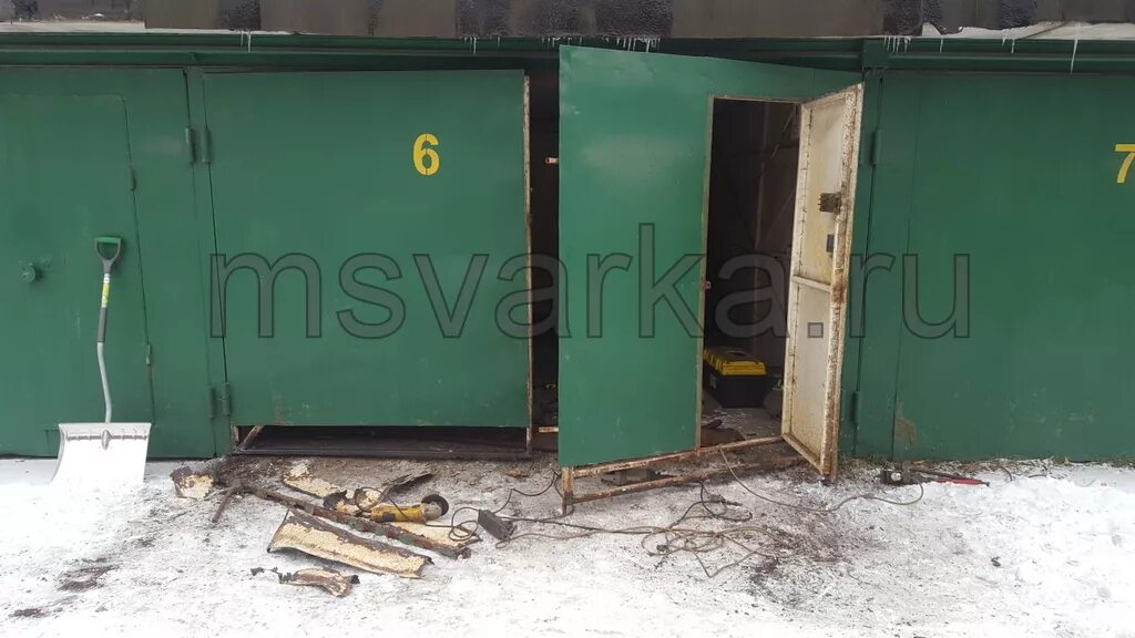 Подрезка ворот гаража снизу. Подрезать ворота. Подрезать ворота. Подрезать ворота. Сварка металлических ворот в гараже.