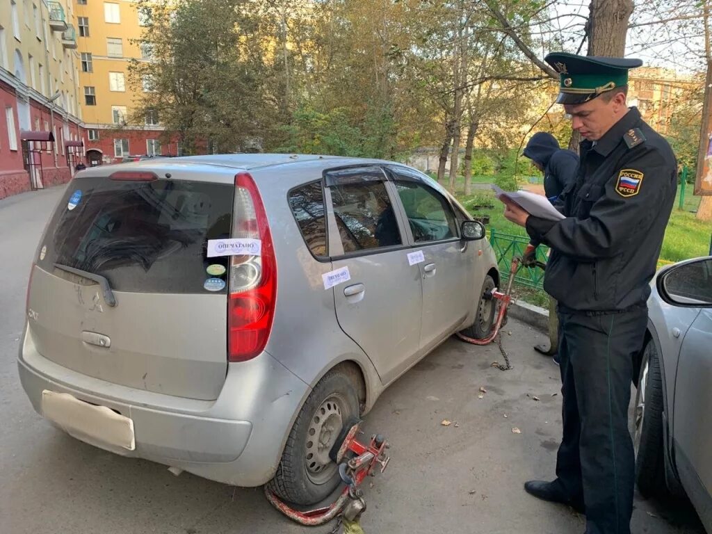 Судебный пристав наложил арест на автомобиль. Арест автомобиля. Приставы арест автомобиля. Арестованные автомобили. Пристав арестовывает машину.