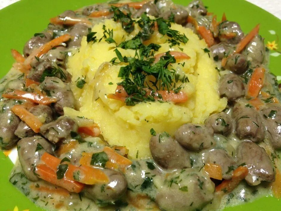 Как потушить сердечки. Тушеные куриные сердечки. сердечки куриные сушёные. тушеннве сердечки куриные. блюда с куриными сердечками.