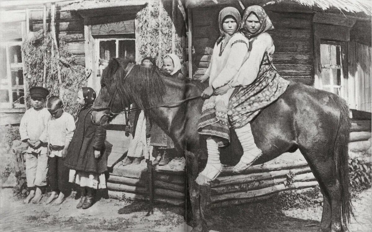 Крестьянки 20 века. Деревенские женщины. Деревенские женщины. Платье крестьянки енисейской губернии 19 век. Женщина села история.