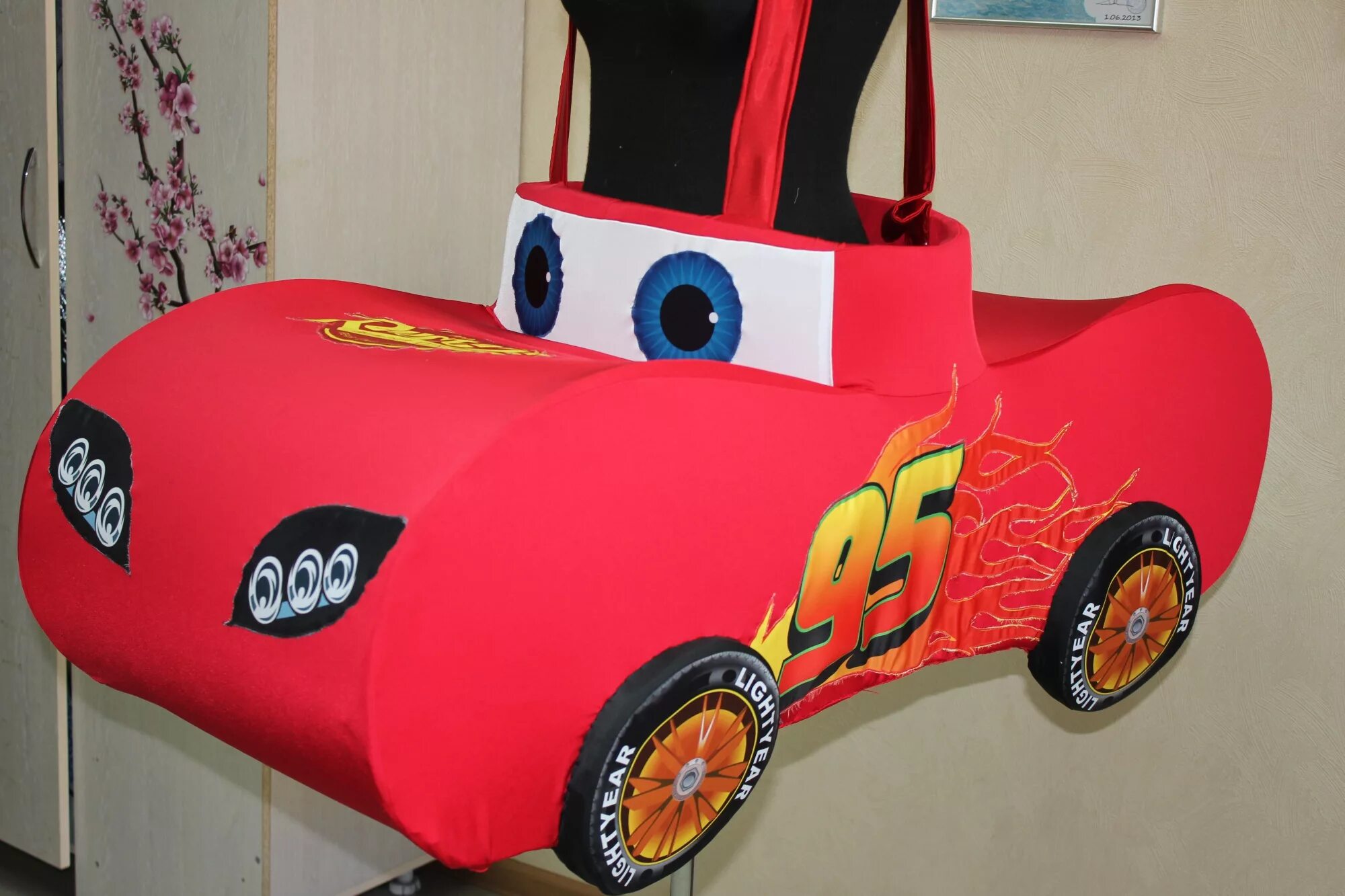 Сделать маквин. Маккуин тачки бумажная модель. Сделать маквин. Торт молния маккуин. Молния маквин из картона.