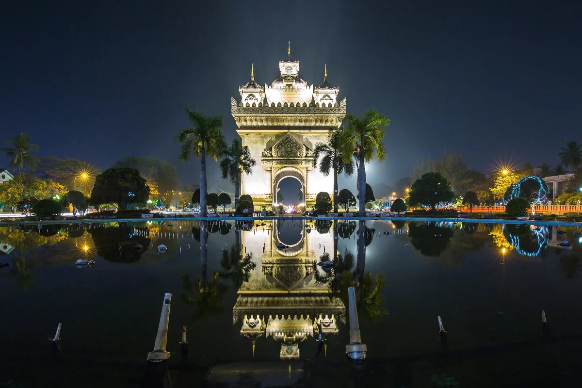 лаос триумфальная арка патусай. лаос арка патусай. триумфальная арка патусай (patuxai). триумфальная арка патусай. триумфальная арка патусай достопримечательности лаоса.