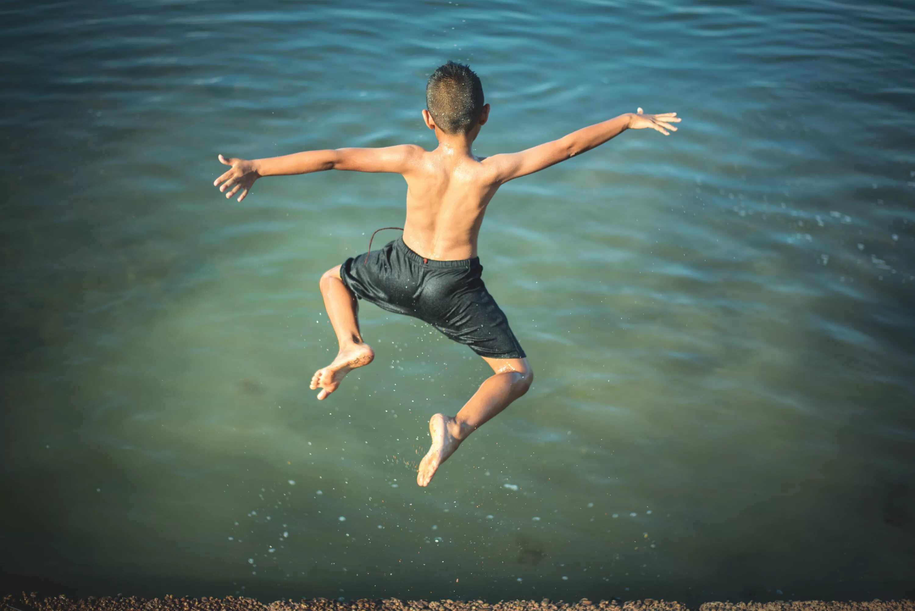 He jumps he had been jumping. Человек прыгает в воду. Мальчик прыгает в воду. Прыжки в воду. Дети ныряют в море.