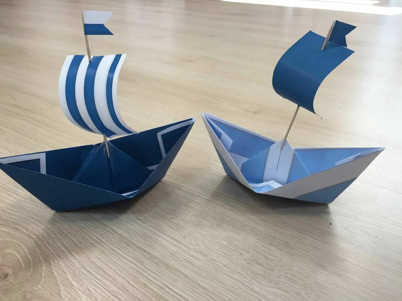 Как делаются кораблики. Оригами кораблик Джонка. Кораблик с парусом из бумаги а4. Оригами двухпалубный кораблик. Оригами кораблик парусник.