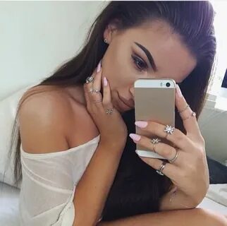 Телефондағы кеуделері бар қыздар