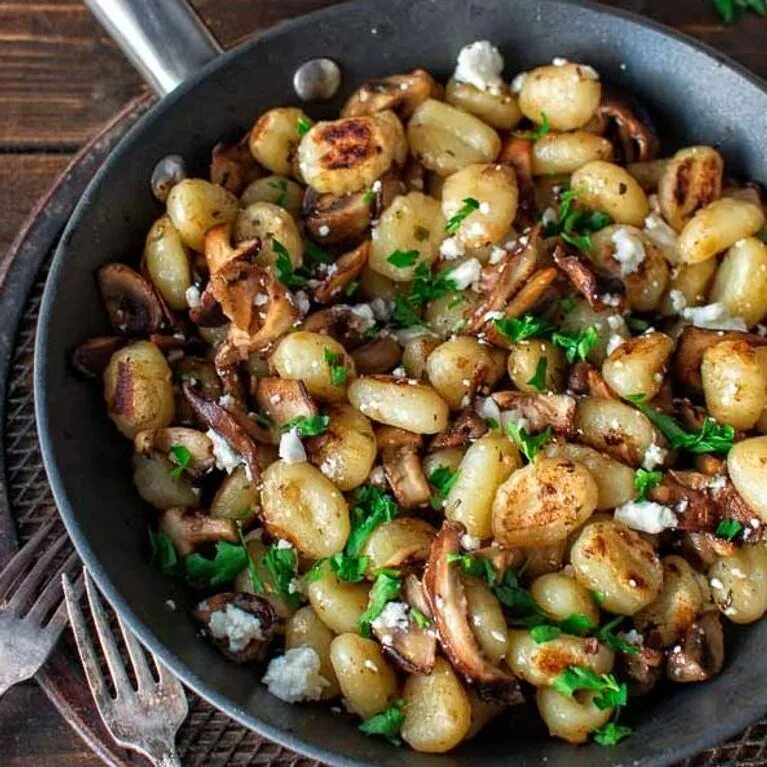 Картошка с шампиньонами. Картошка с шампиньонами на сковороде. Жареные грибы. Гарнир из шампиньонов.