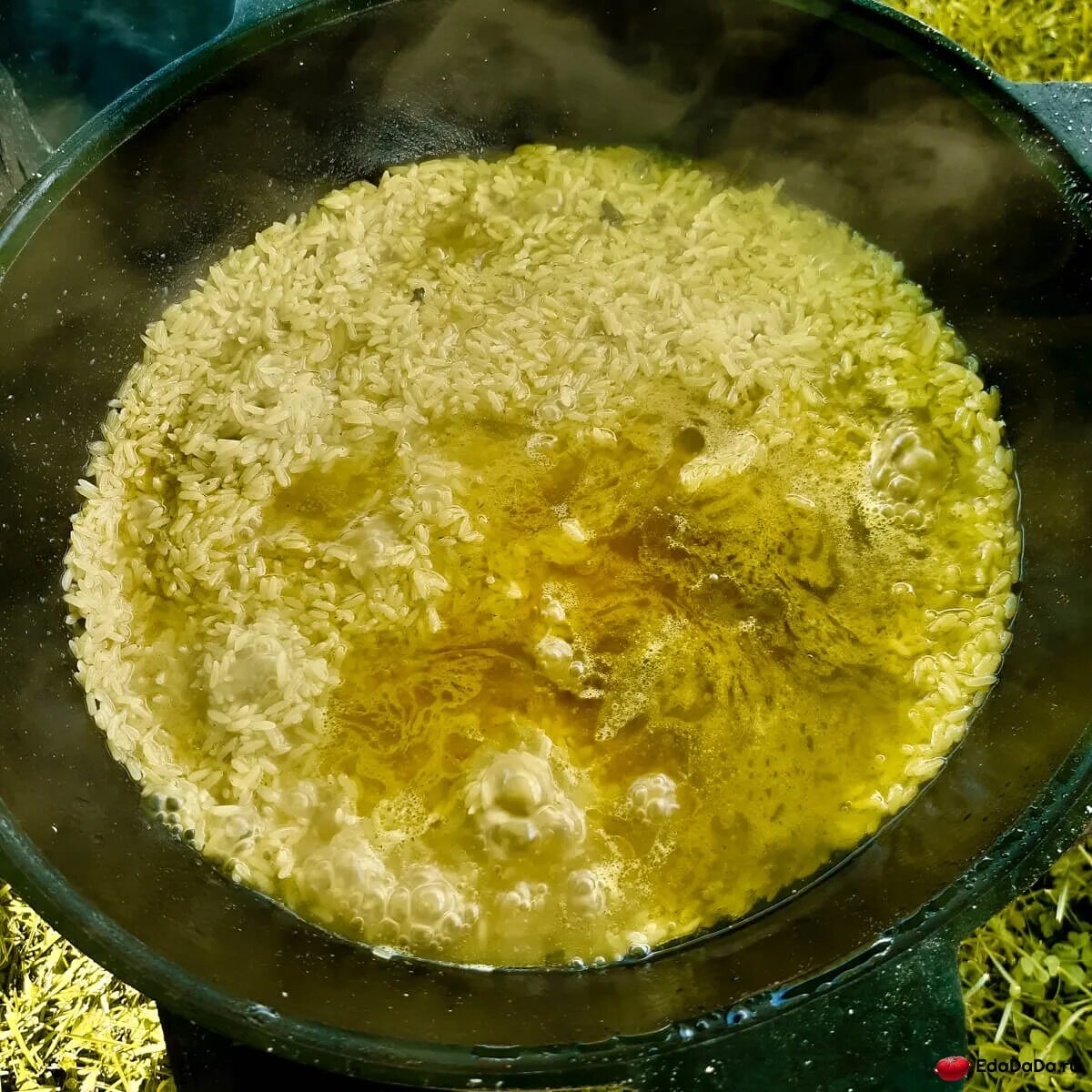 Плов какой водой заливать горячей или холодной в казани. Плов холодная вода. Плов в казане на огне. В плов наливаем холодную или горячую воду. Рис залить кипятком.