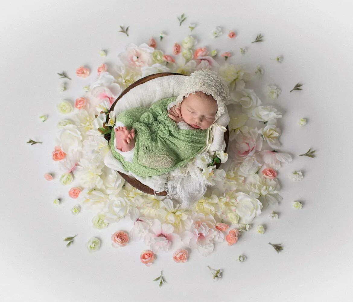 С рождением дочери анны. Новорожденный в цветах. Малыш в цветах. Фотосессия новорожденных. Фотосессия с новорожденным.