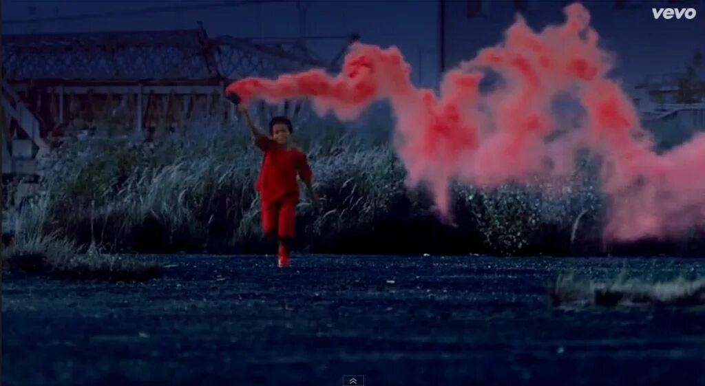 Kanye west running. Красный дым гиф. гифки цветной дым. kanye west пожарный. самолеты с цветным дымом.