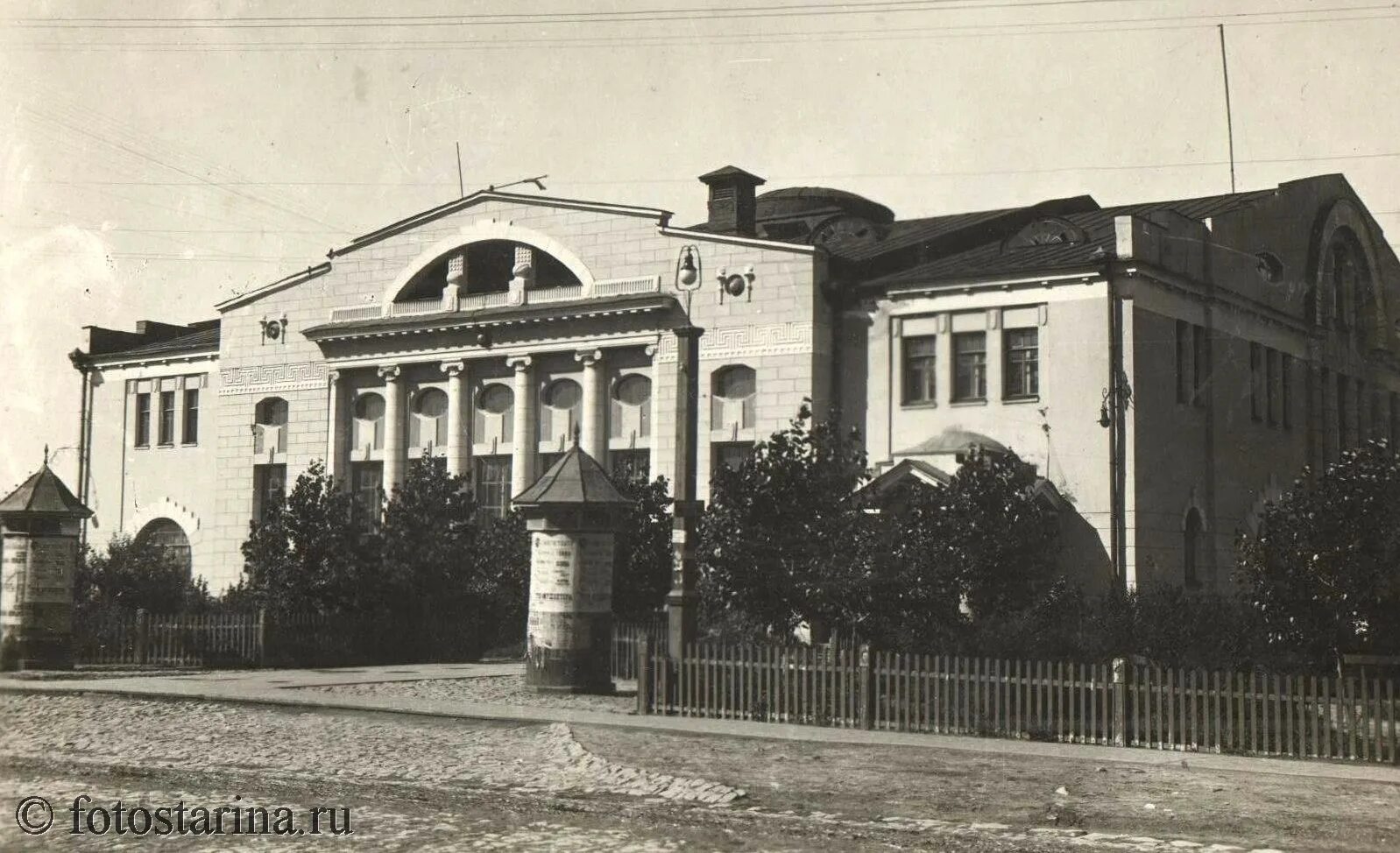 Новосибирск 1930 годы. Театр красный факел Новосибирск. Здание театра красный факел Новосибирск. Коммерческое собрание (театр «красный факел»). 1914. Здание коммерческого собрания, театр «красный факел» (ул. Ленина, 19);.