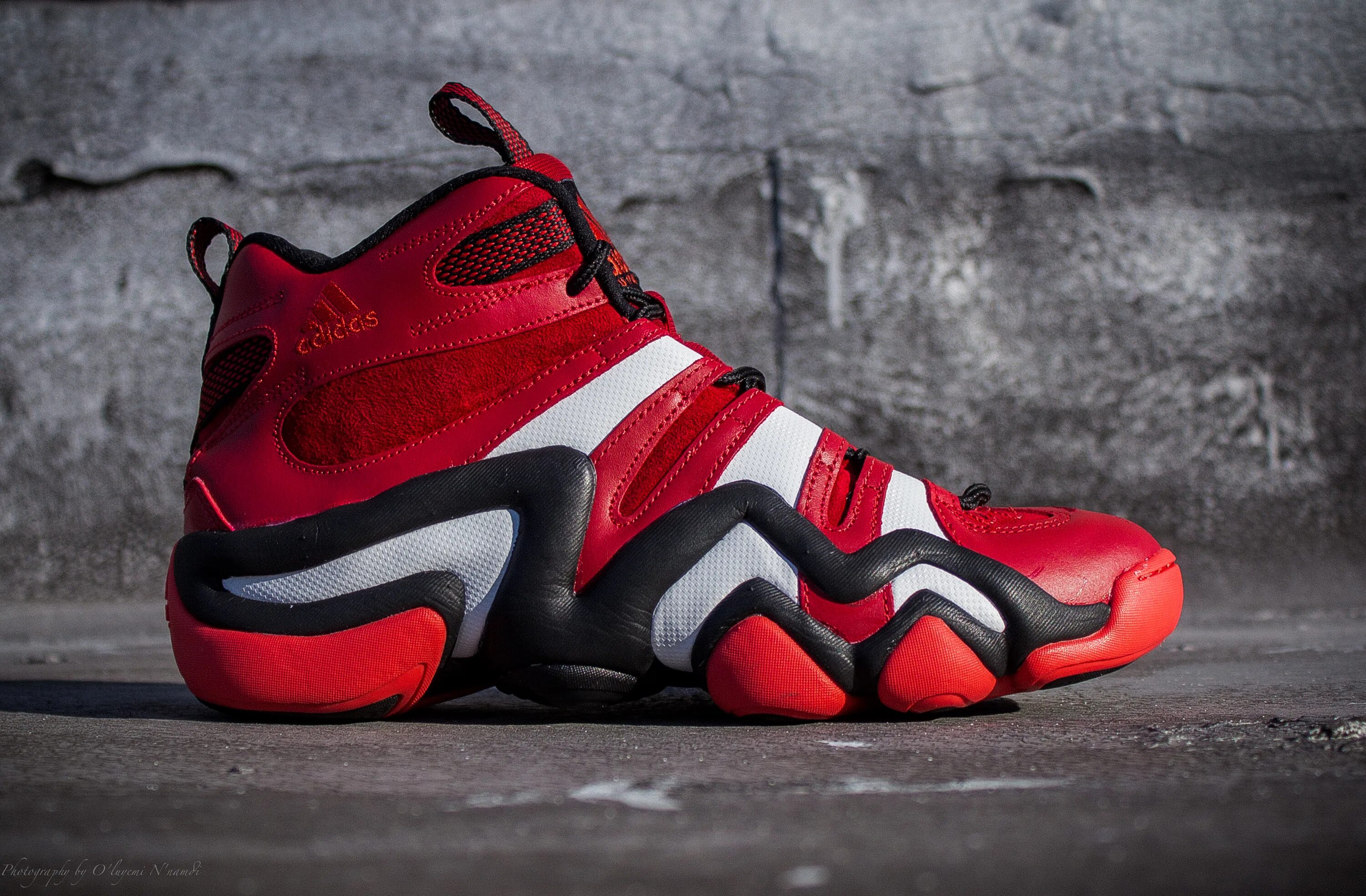 Про кроссовки. Adidas Crazy 8 Red. Кроссовки адидас по типу Джорданов. Баскетбольные кроссовки адидас старые модели. Кроссовки с прыгающим баскетболистом.