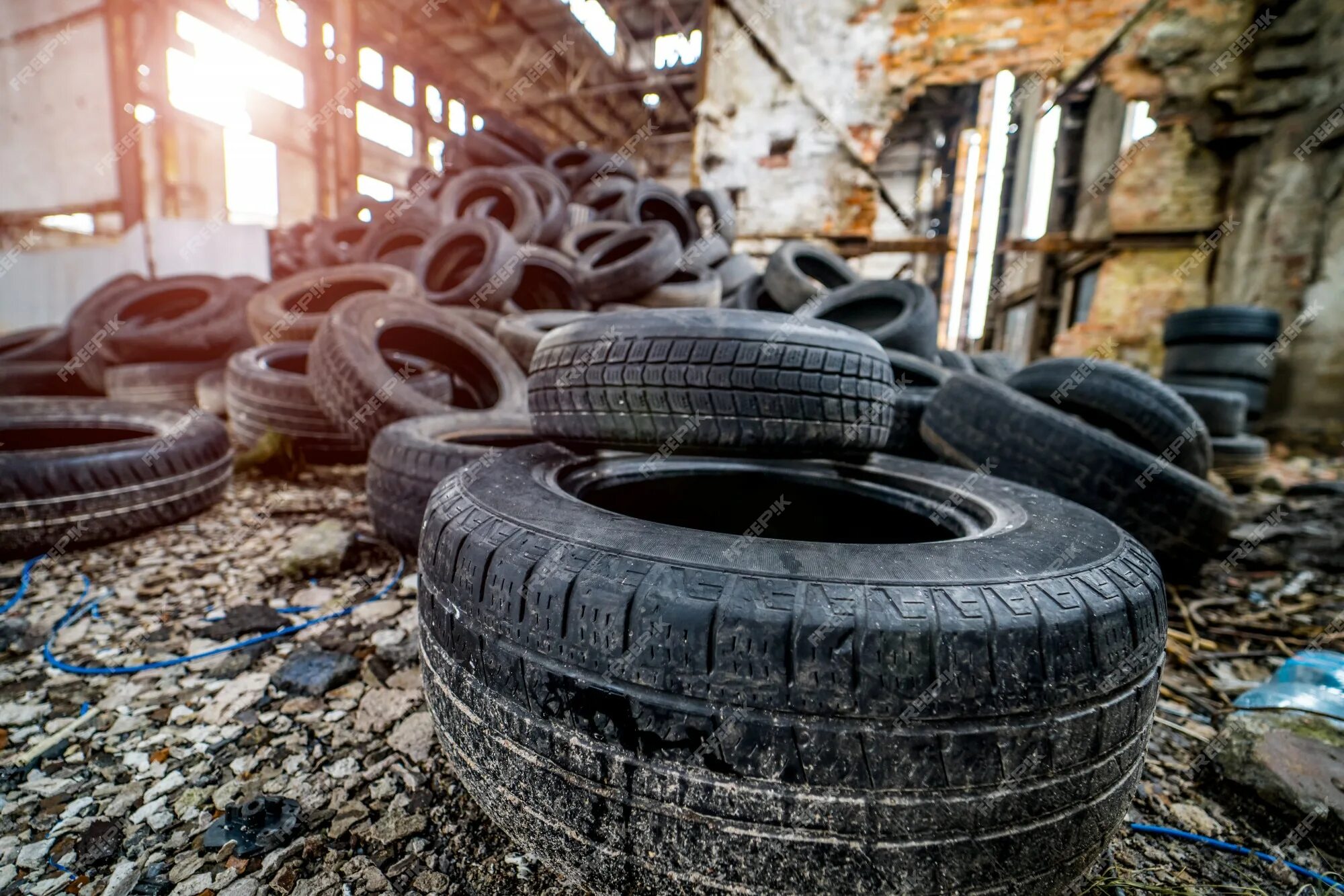 Изношенные шины. Покрышка автомобильная. Старая резина.