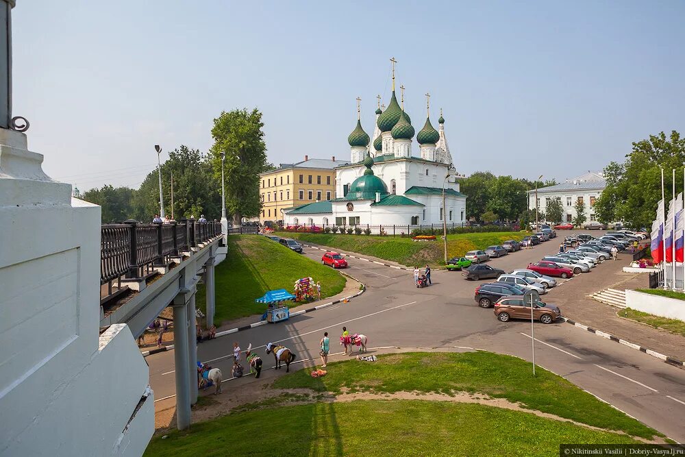 Ковид ярославль. Ярославль центр города. Ярославль центр набережная. Ярославль набережная стрелка. Ярославль центр стрелка.