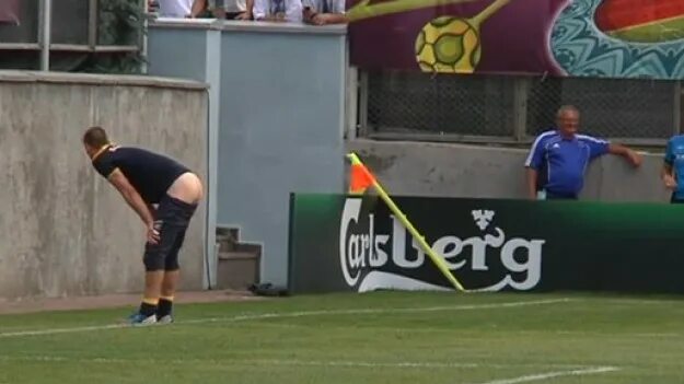 Шведа бьют. Хоккей россия целует герб. Статус про хоккей, россия швеция. Бей шведа. Шведа бьют.