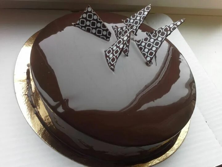 Шоколадное зеркальное покрытие для торта. Шоколадная зеркальный. Мраморная глазурь для торта фото. Шоколадная зеркальный. Торт покрытый шоколадной глазурью.