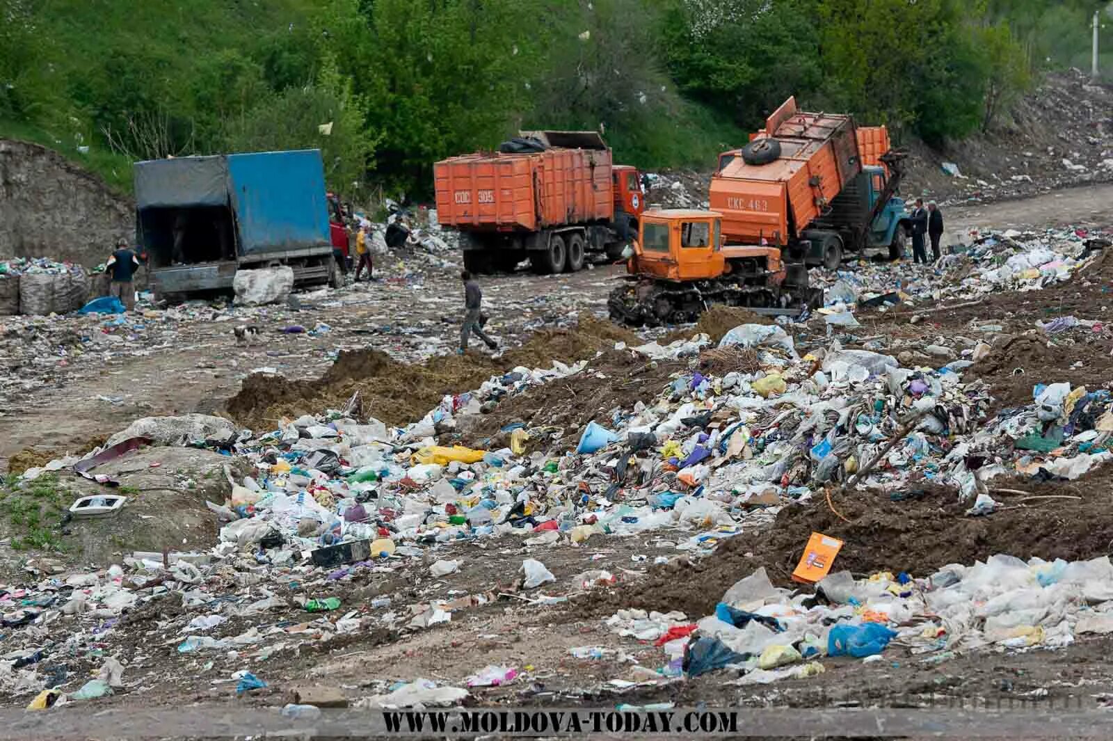 Открытая мусорка. Загрязнение окружающей среды в Молдове свалки. Мусорки Молдова. Экологическая ситуация в Молдове.