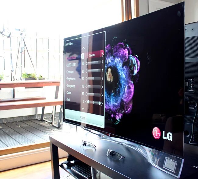 Oled телевизоры 2024. LG OLED 15el9500. Изогнутый OLED телевизор. OLED Samsung 5o. Led QLED OLED Curved разница.