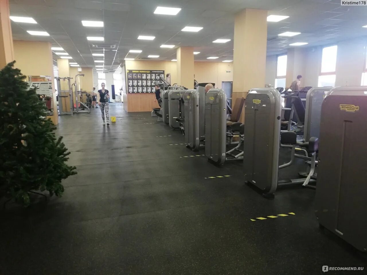 Fitness House" - сеть спортивных клубов - "Прозрачный Фитнес-клуб на Комендантск