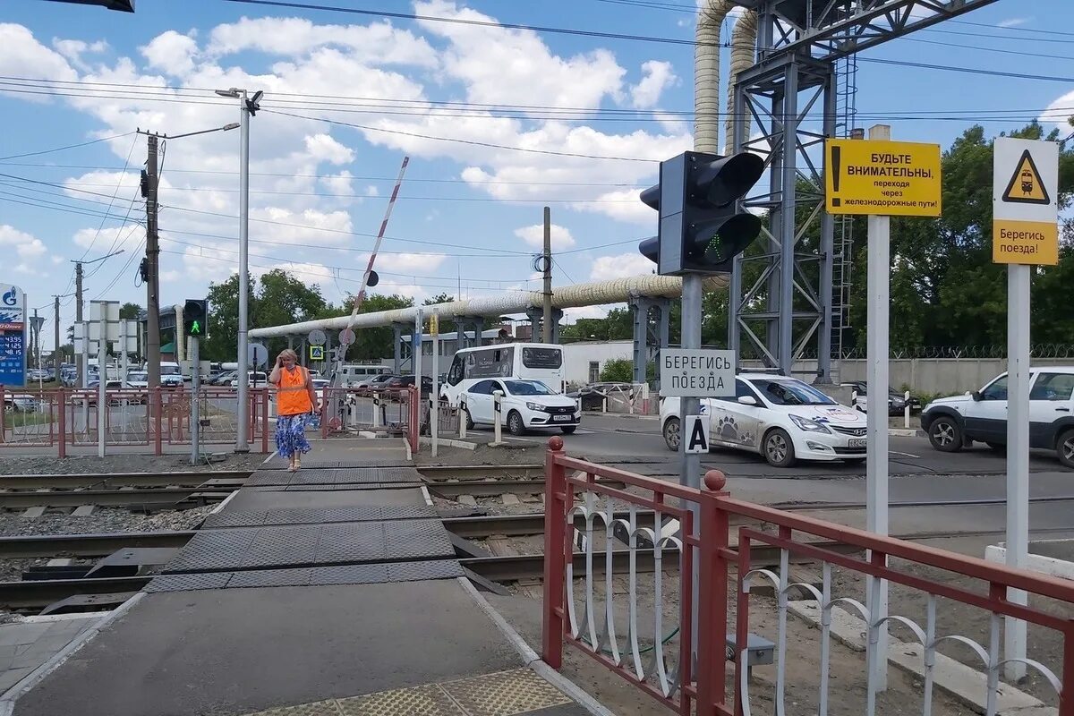 Жд переезд омск. Железнодорожный перекресток. ремонт переезда. жд переезд в подмосковье.