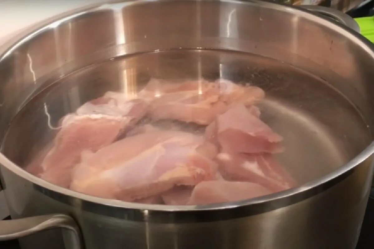 Мясо в кастрюле. Мясо варится в кастрюле. Налить воду в кастрюлю. Варка мяса. Мясо в кипящую или холодную воду