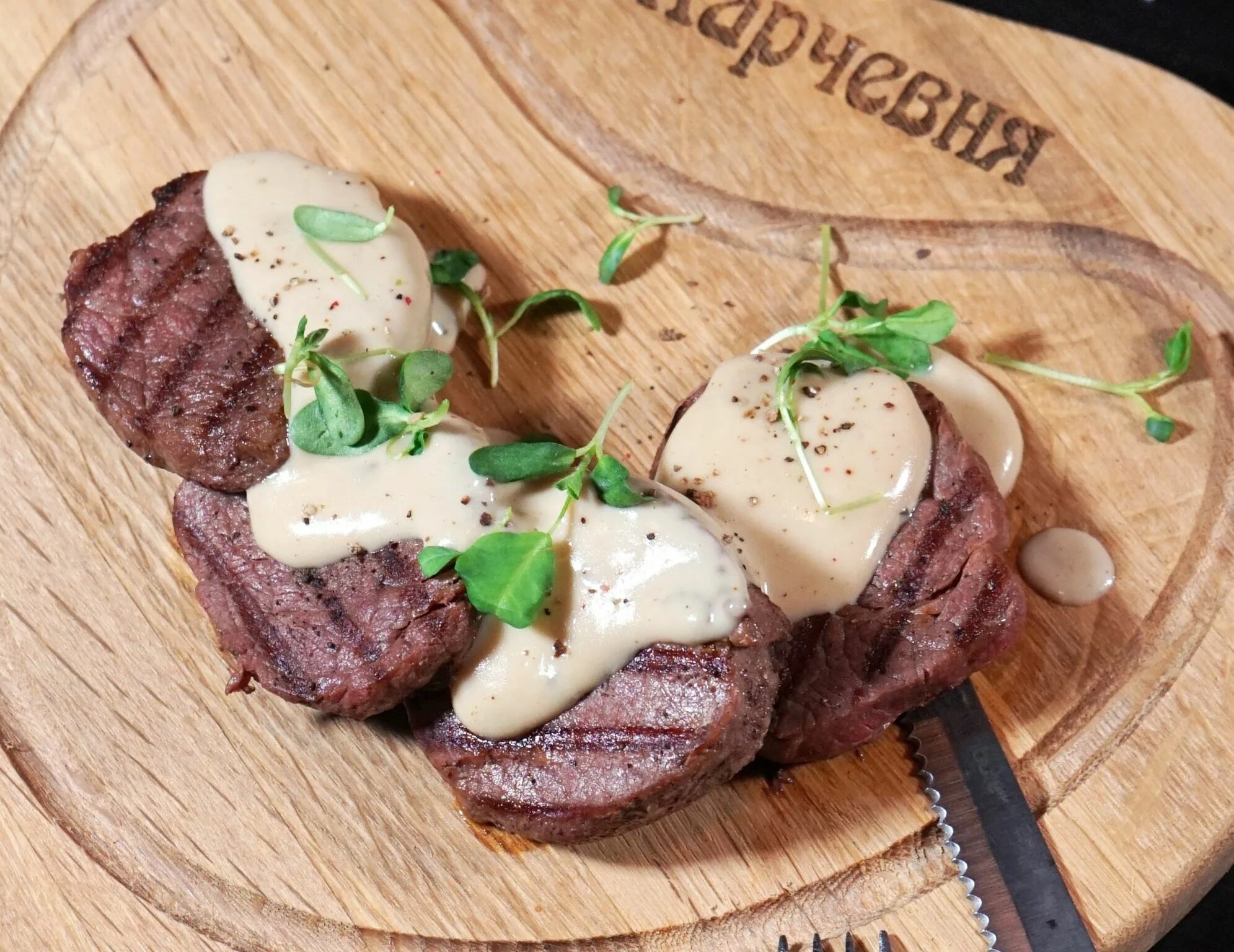 медальоны из свинины в беконе. стейк фламбе марсала. бифштекс с грибным соусом. рибай демиглас. мини-киш с мясом.