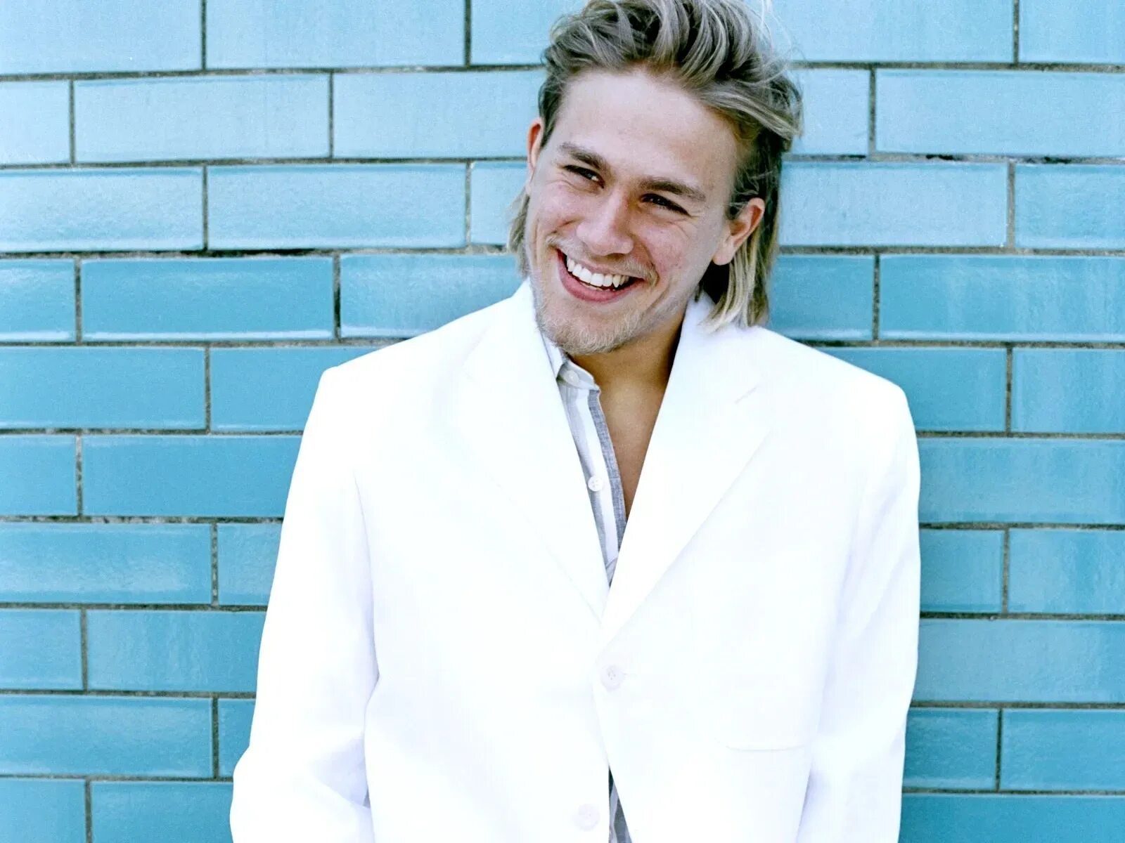 Charlie hunnam. Чарли Ханнэм. Чарли Ханнэм фото. Чарли Ханнэм улыбается.