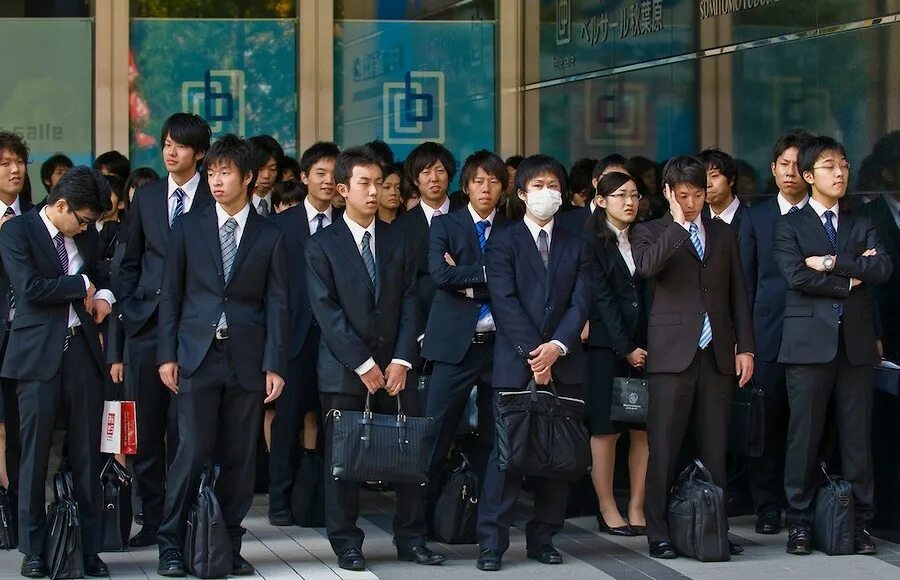 Сколько человек проживает в японии. Япония люди. Толпа японцев. Японцы фото. Японцы народ.