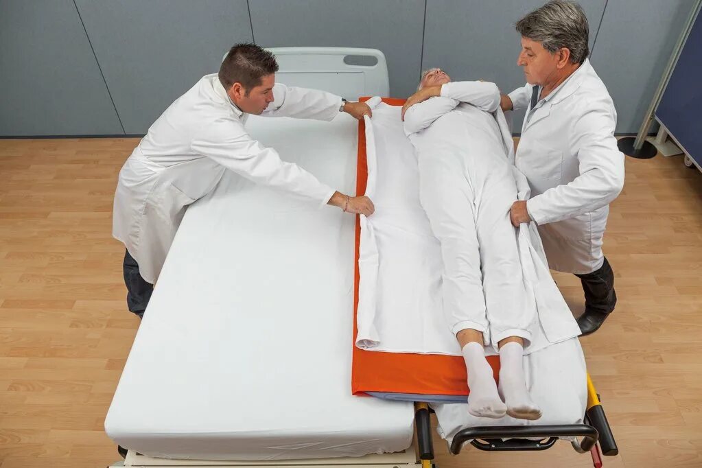 Передвижение пациента. Матрац-слайдер для перемещения лежачих больных. Перемещение лежачих больных приспособления. Приспособления для перемещения пациента. Матрас слайдер для перемещения пациентов.